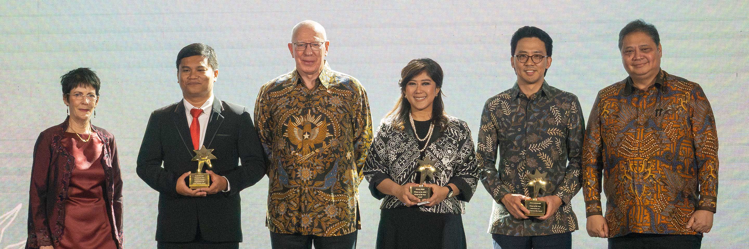 His Excellency General the Honourable David John Hurley AC DSC (Retd), in the company of Her Excellency Mrs Linda Hurley and His Excellency Dr Airlangga Hartarto, bestows the Australian Alumni Awards winners: Meutya Hafid, Alvin Sariaatmadja, and Fandy Da