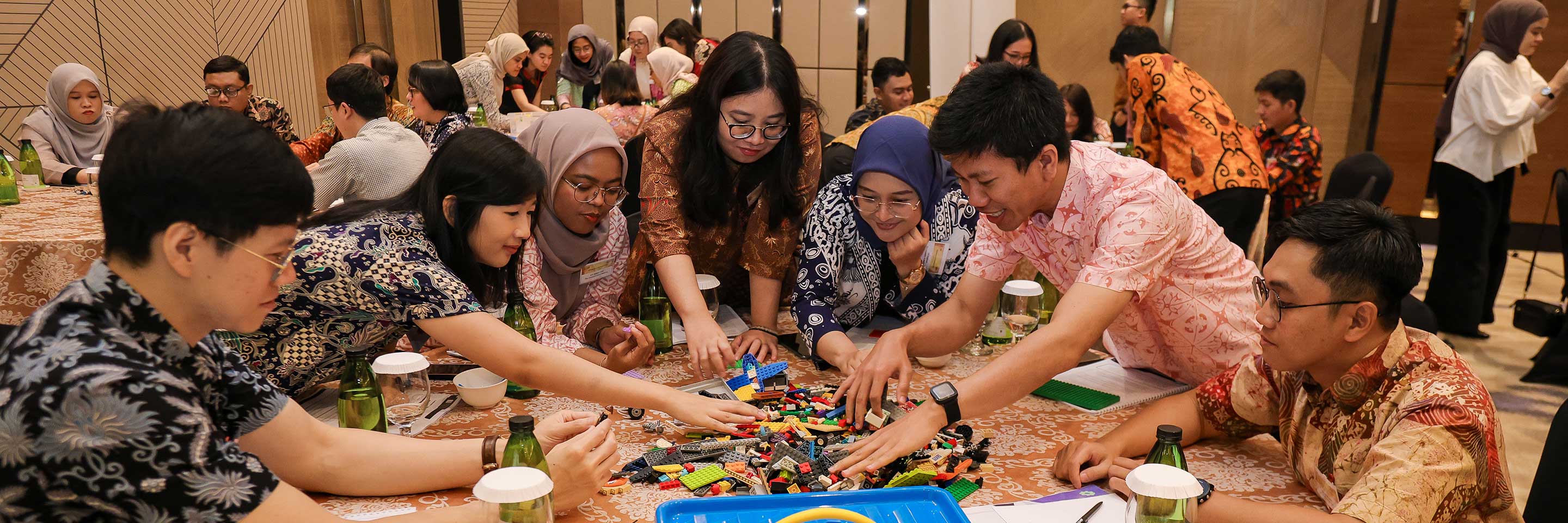 Newly returned Australia Awards alumni participate in the Reintegration Workshop, reflecting on their academic achievements and embarking on their next chapter. The workshop equips them with strategies to harness influence, advocate for change, manage rev