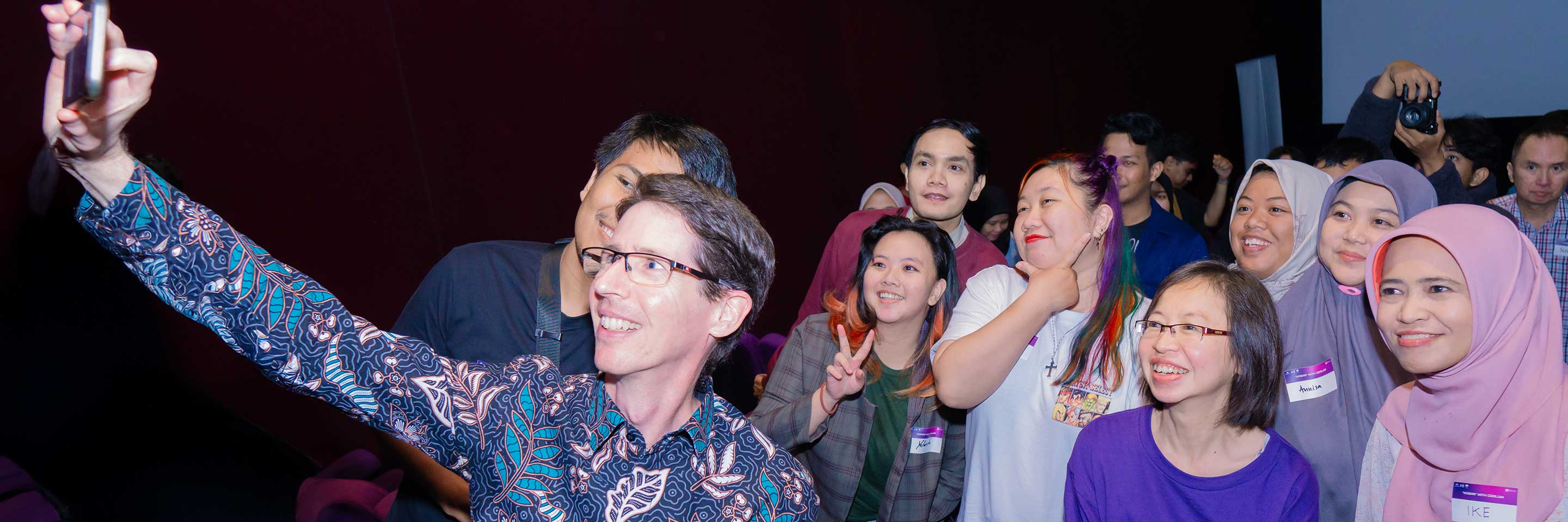 The Australian Consul-General in Makassar takes a wefie with alumni following a screening of the film Talk to Me at the Australia Indonesia Sinema Festival in Balikpapan.